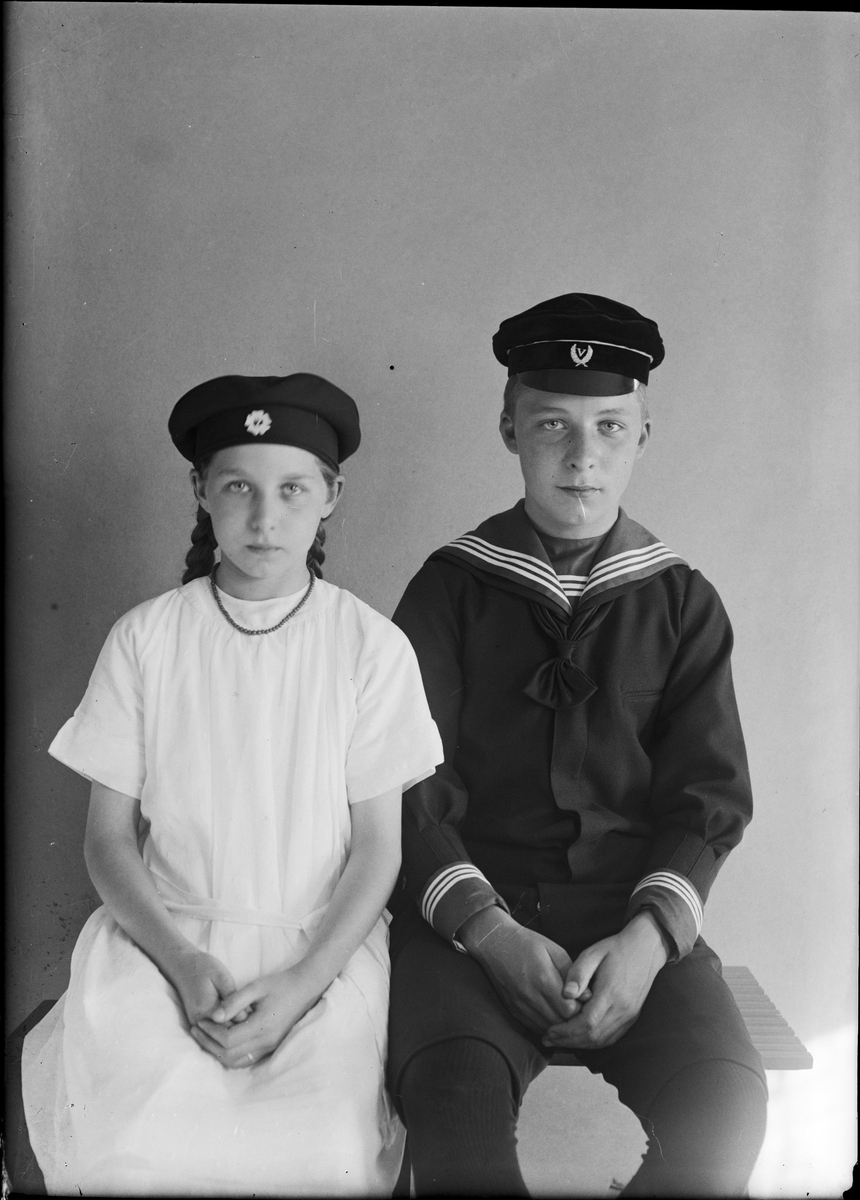 Okänd,, Girl and Boy with Real School Fair, Uppland