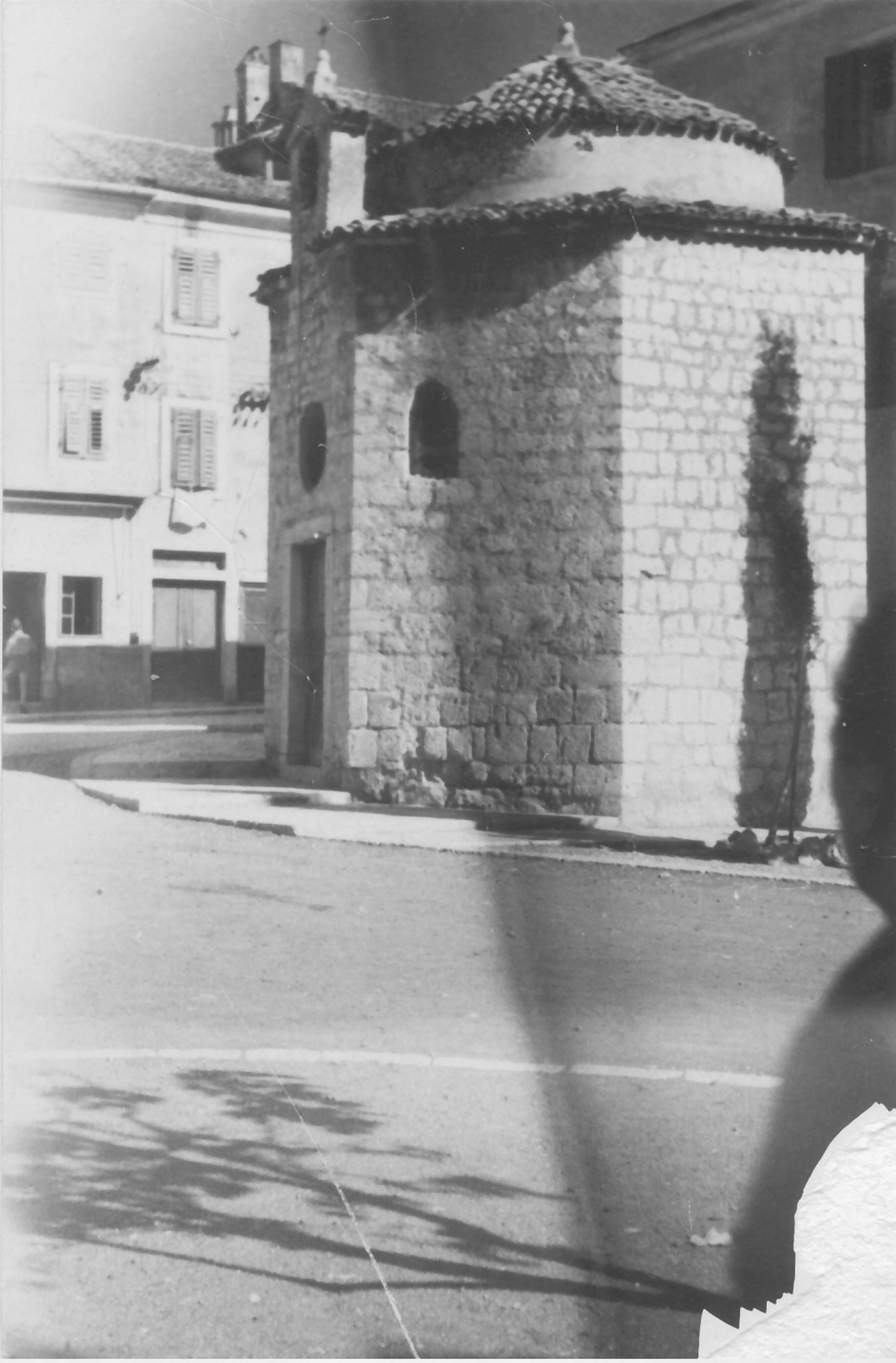 Branko Fučić, Rovinj, kapela sv. Trojice, vanjština, unutar urbanističkog konteksta; 11. stoljeće