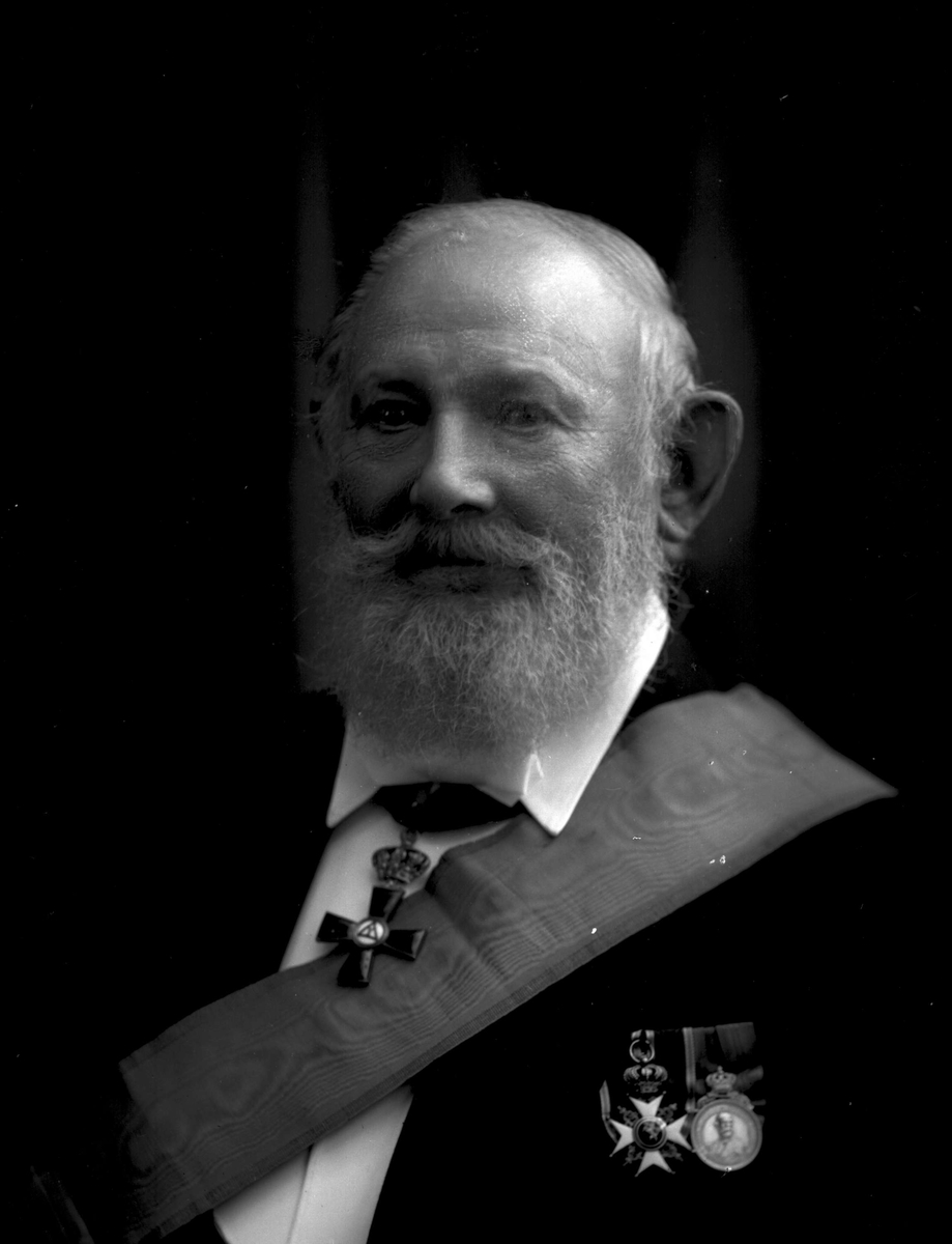 Gustav Borgen, Portrett, S.H. Lundh (Sverrer Hakon), gift 1867 med Sophie f. Warmuth. Han var forretningsmann, maskin- og konsulentforretning. Mann i dress med medaljer og ordener.