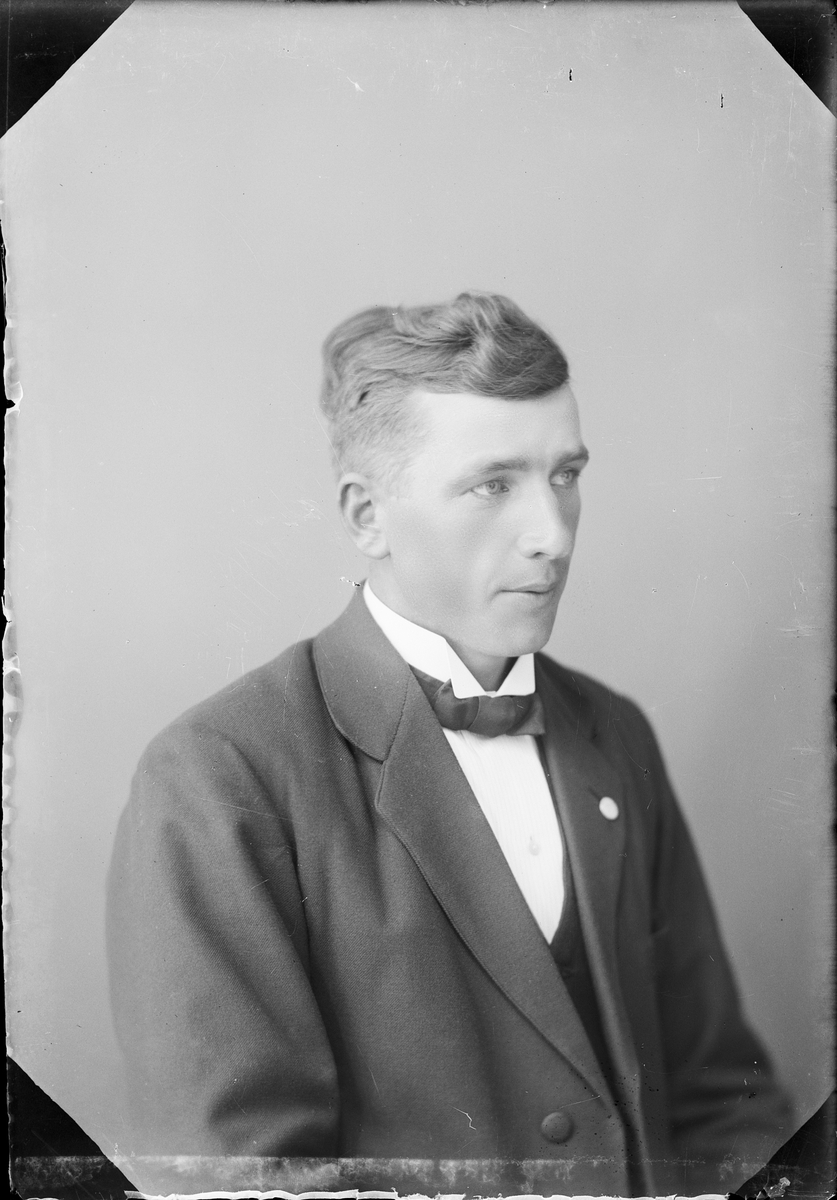 Skötsner-Edhlund, Ateljéporträtt - Elis Andersson från Fornbro, Ekeby socken, Uppland 1922