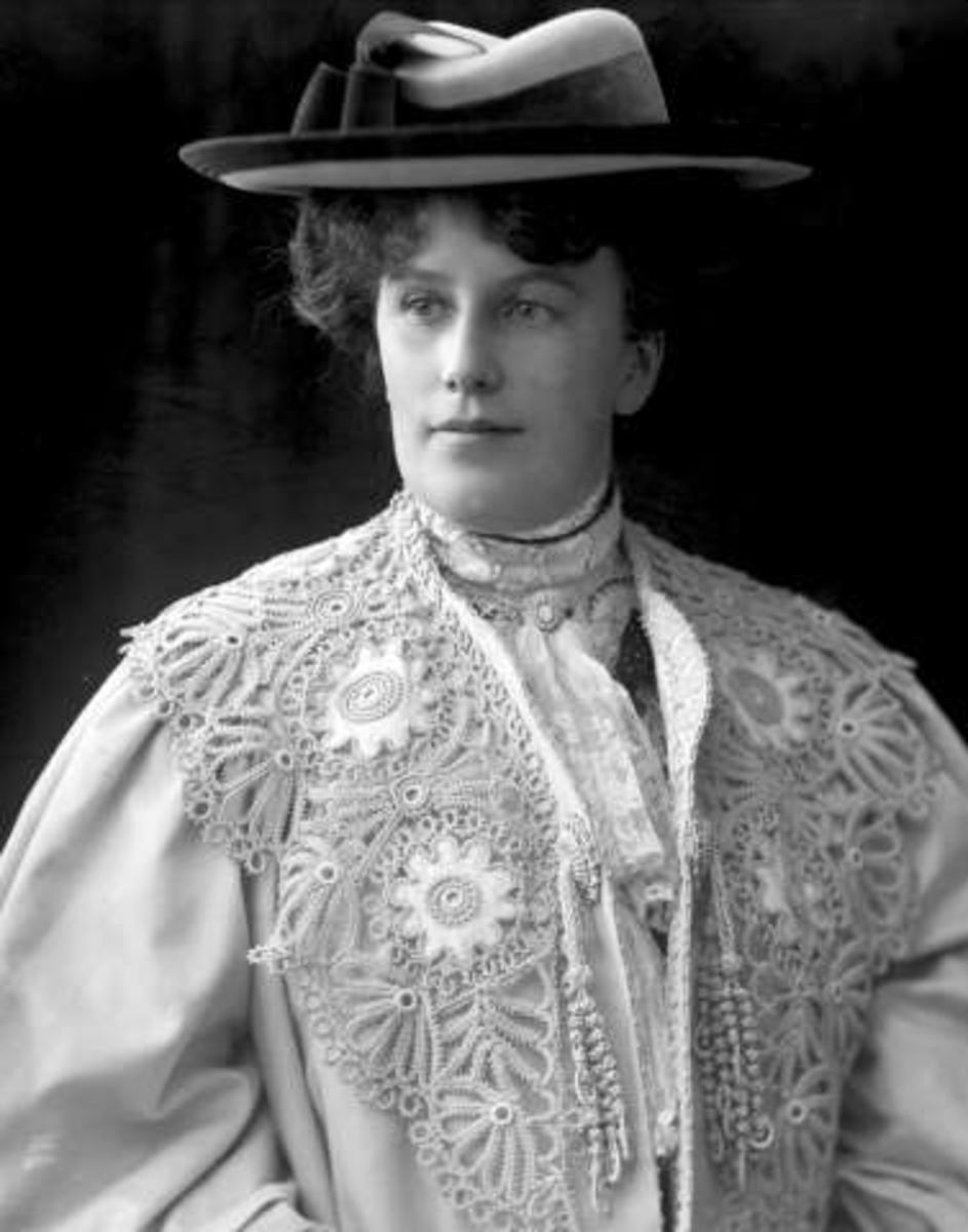 Gustav Borgen, Portrett, kvinne i blomstrete drakt med hatt. Fru kaptein Eide.
