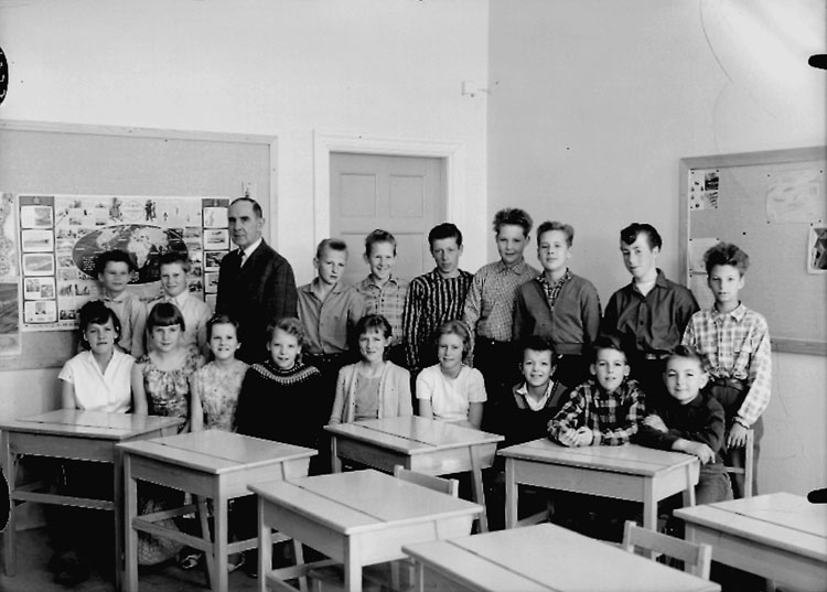 Sven Lindskog, Classroom interior, 37 schoolchildren with a teacher.