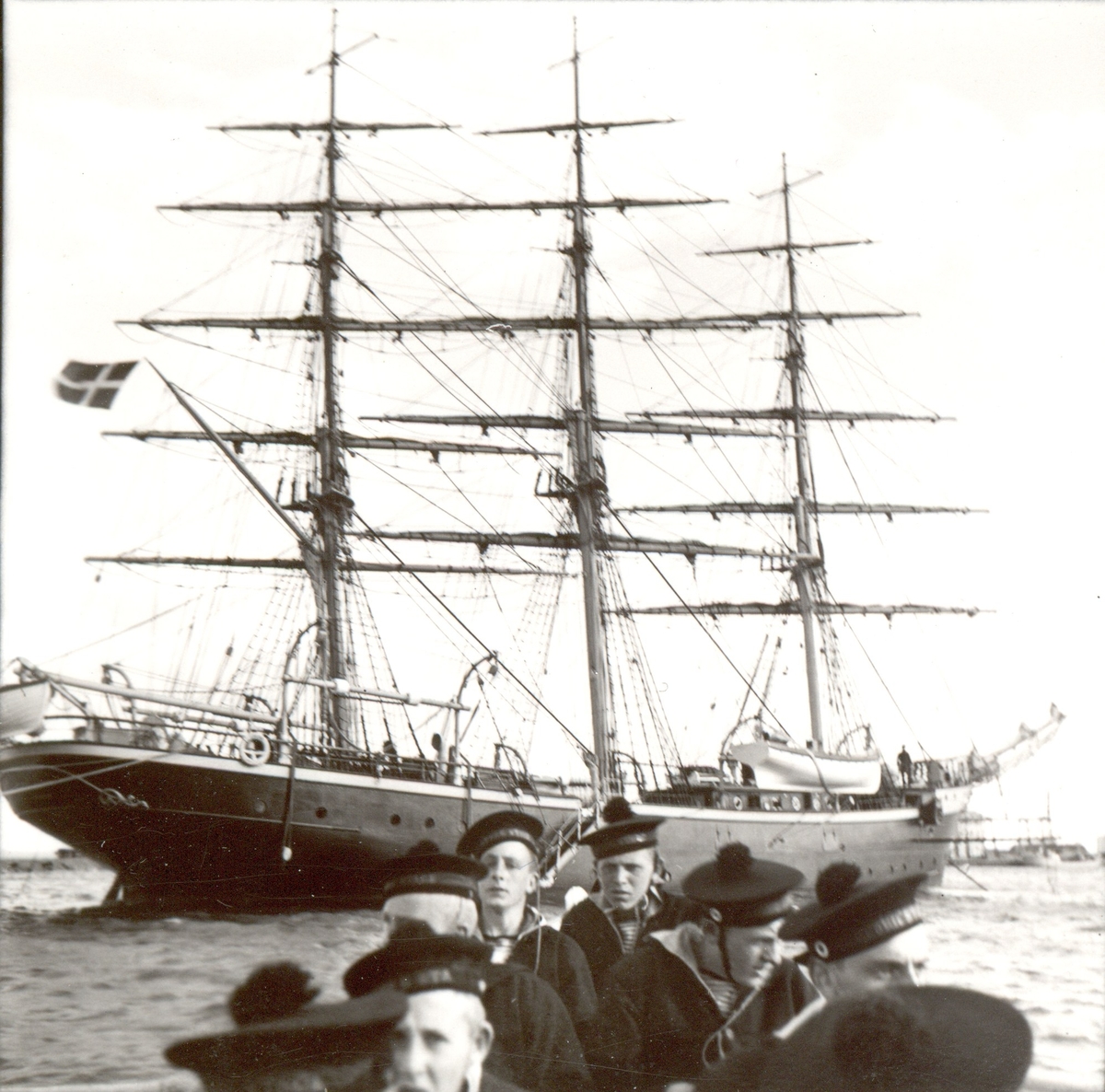 Okänd fotograf,, Besök i Kalmar 1937. Det danska skolskeppet Georg Stage.