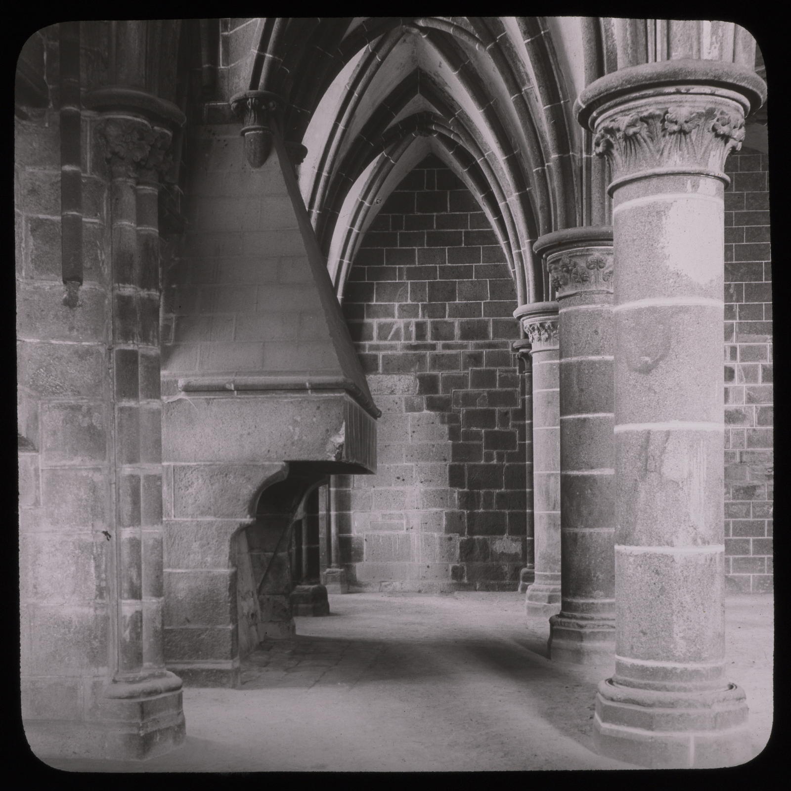 Desconegut, Le Mont Saint Michel. Salle des chevaliers. Cheminée. Photo Louvre