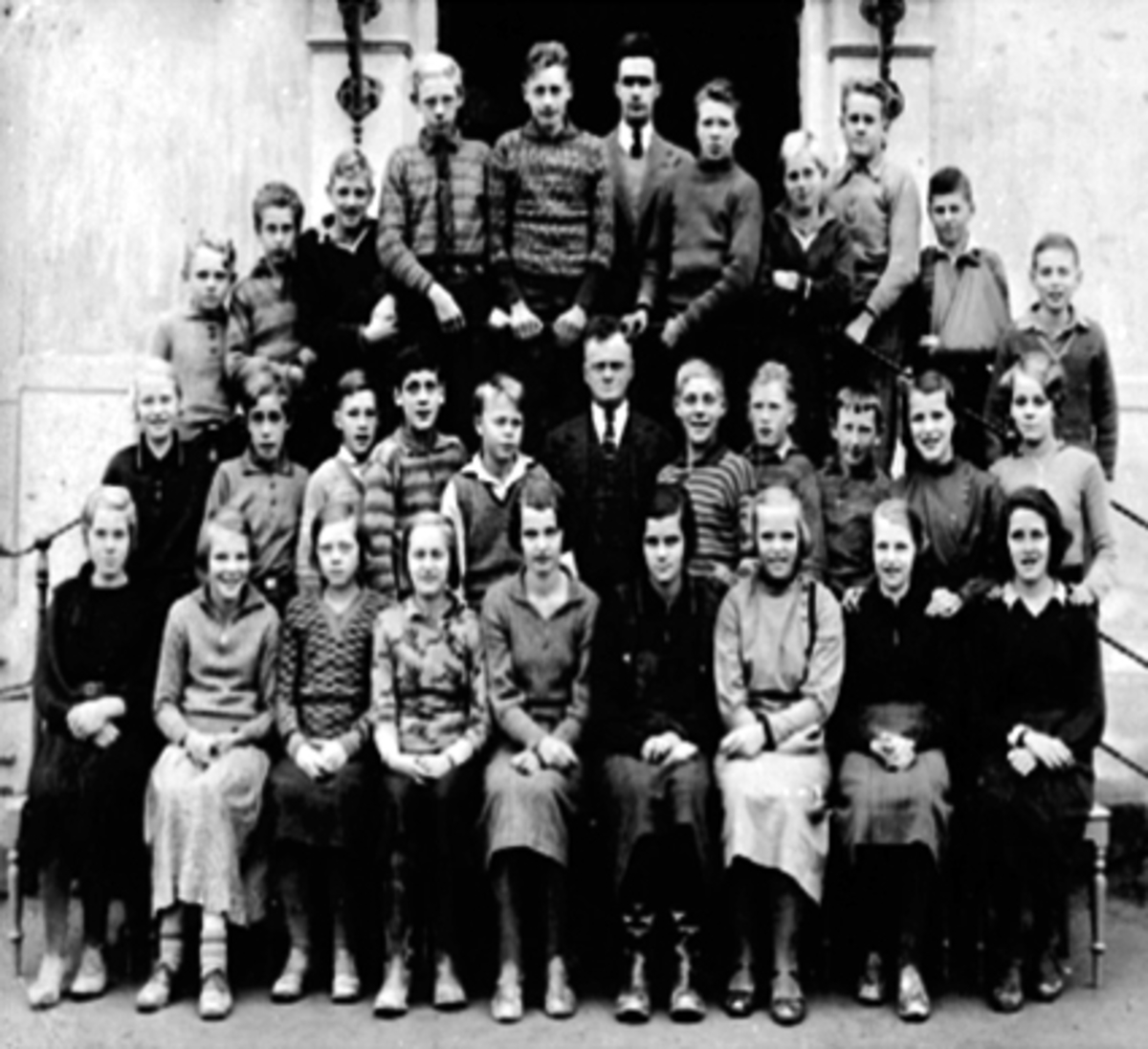 Anno Domkirkeodden, Skoleklasse, avgangsklasse, Hamar Folkeskole, Midtbyen skole, 1934. Lærer Jens Holter. :?, Inger Arnesen, Magda Andersen, Jorun Martinsen, Gunvor Simensen, ?, Rigmor Ditlefsen, Randi Kirkebye, Iris Andersen, 2:?, Arthur Maanum, Larsen, Olstad, ?, Erna Løberg, Elly Mathisen, 3:Egil Moen, Arne Borger…