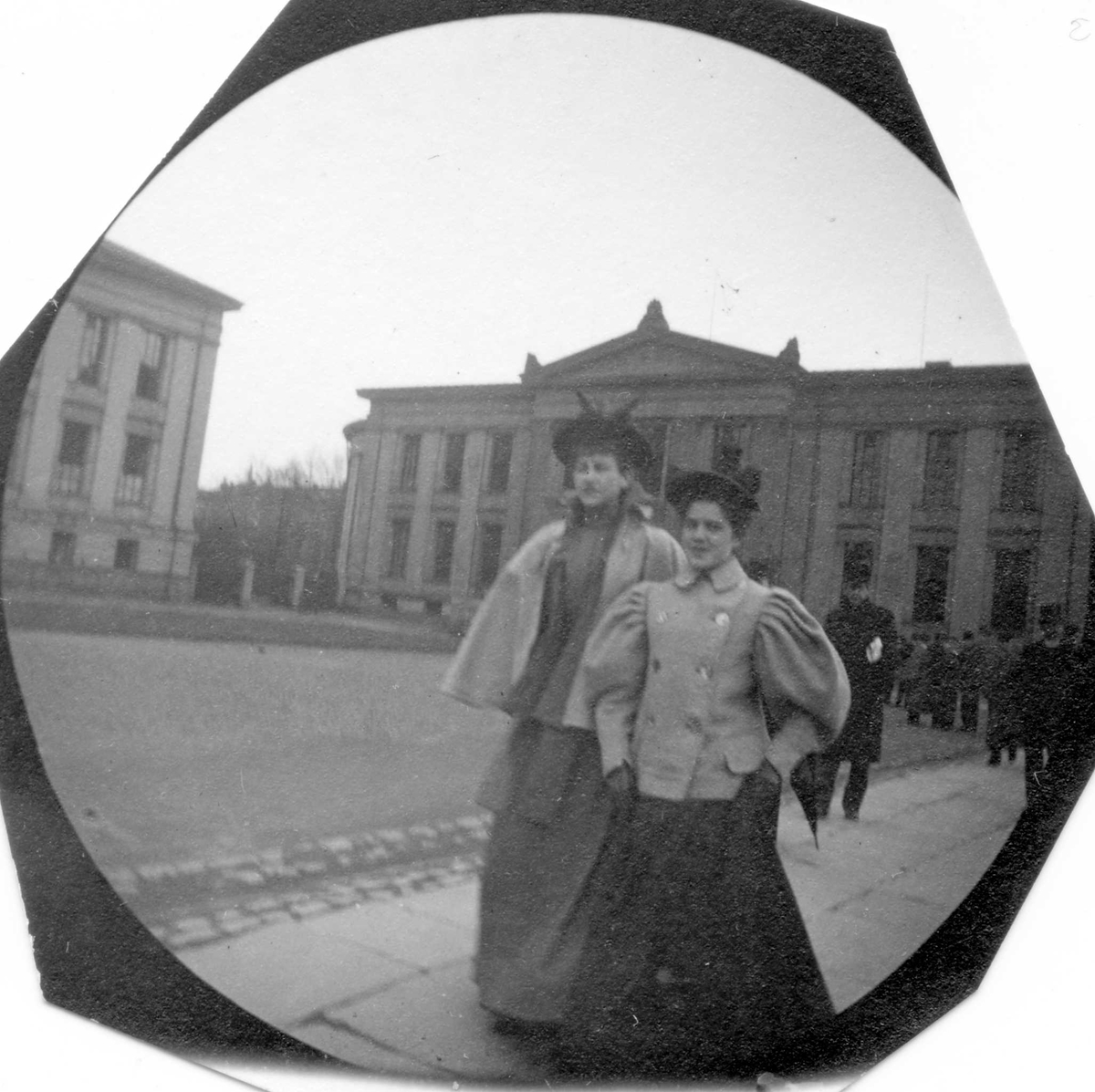 Fredrik Carl Mülertz Størmer, To kvinner utenfor Universitet på Karl Johans gate, Oslo. Til venstre frk. Aagot Tingulstad, til høyre frk. Nandrup.