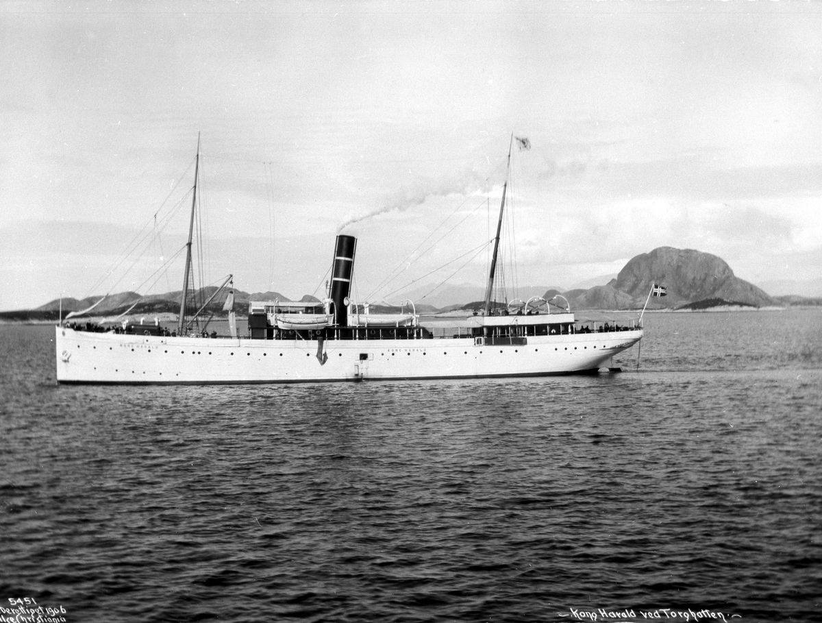 Anders Beer Wilse, Prot: Torghatten - Kong Harald paserende 1906