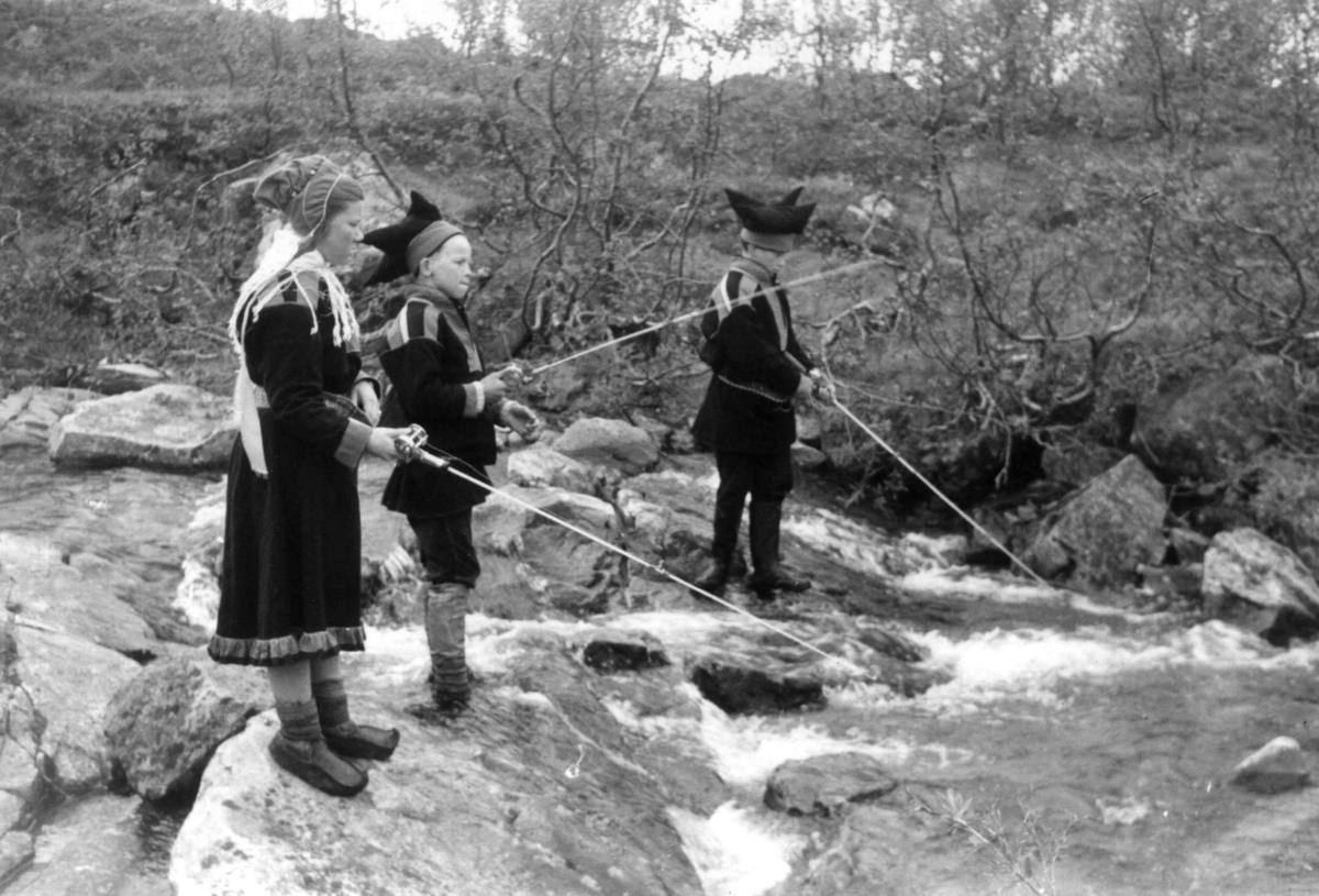 Virginia Raymond Davidson, Stangfiske på vidda over Ytre Billefjord, august 1958. På bildet er Kirsten Anne Turi, Per Eira og Johannes Guttorm. De er elever på et reindriftskurs.