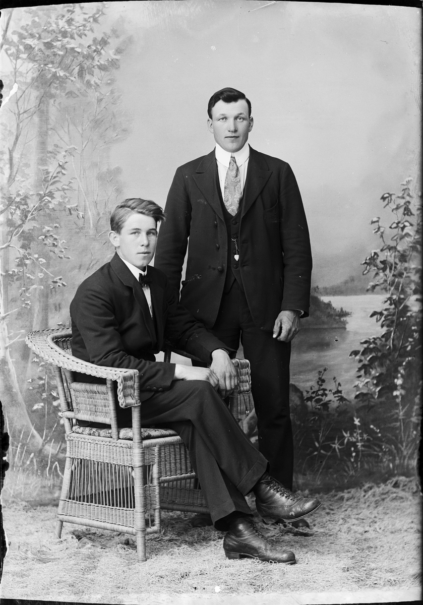 Skötsner-Edhlund, Ateljé Portrait - a Man and Emanuel Johansson from Däcksta, HökA, Uppland 1923