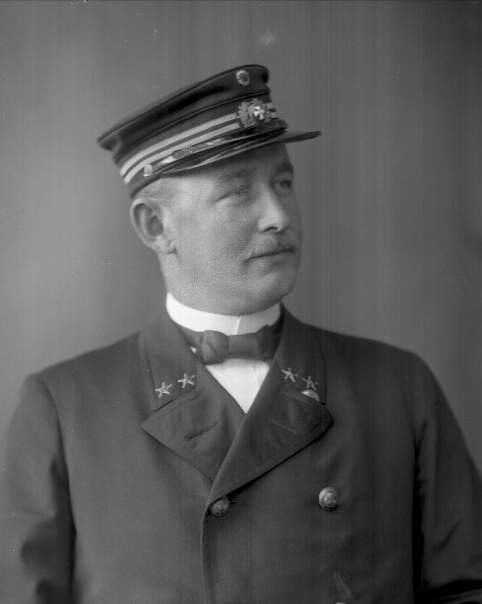 Gustav Borgen, Portrett, sjømann i uniform. Styrmann F. Hansen.