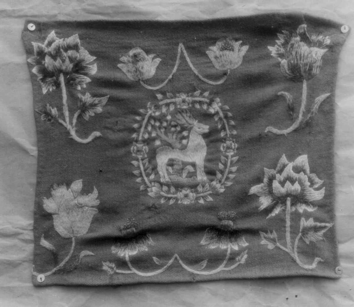 Gisle Midttun, Putetrekk, brodert med dyr og blomstermotiv. Atagelig fra Hedmark.