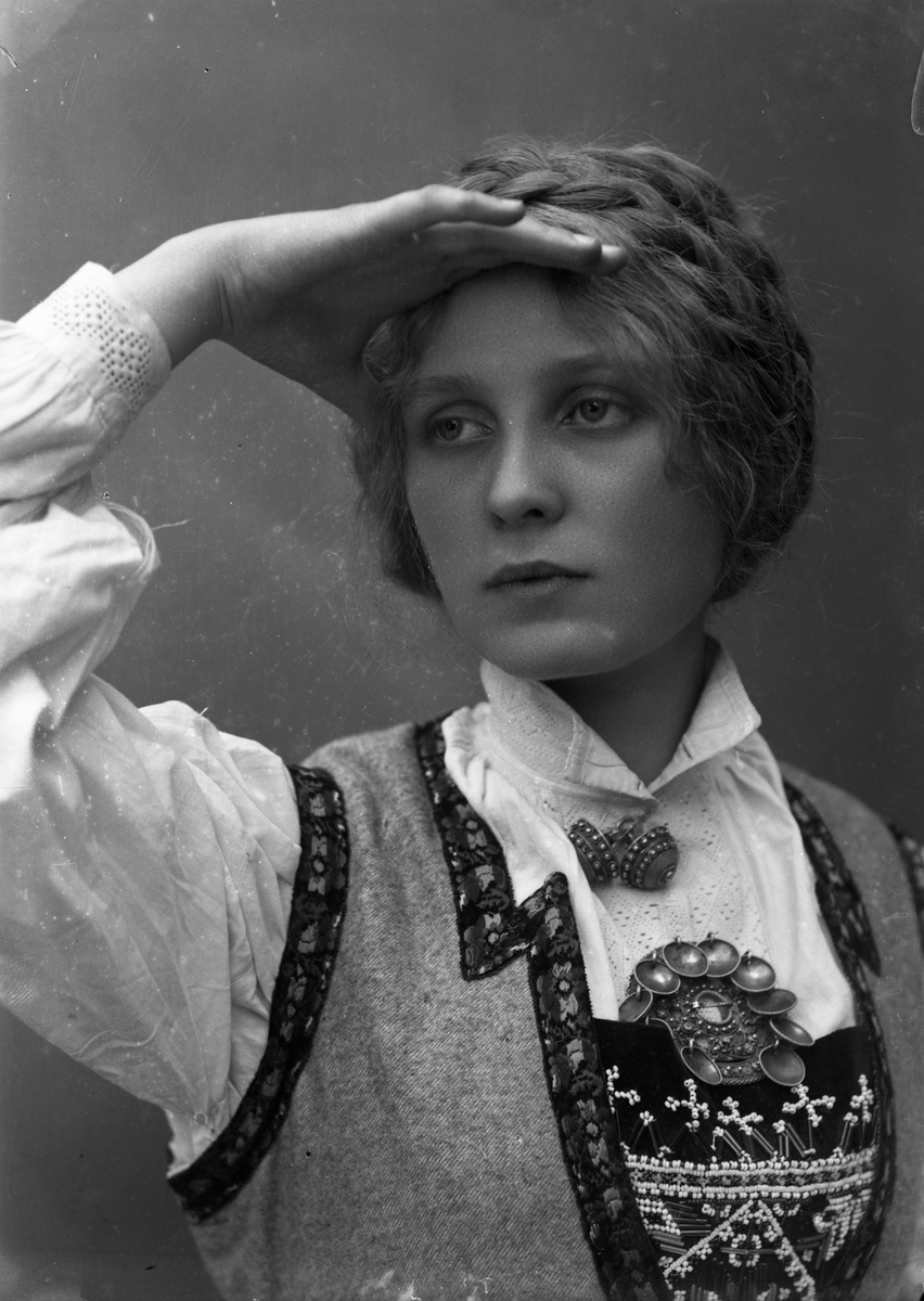 Solveig Lund, Studioportrett av kvinne i drakt og oppsatt hår som speider.