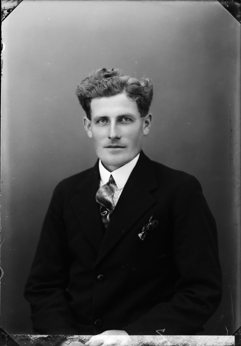 Skötsner-Edhlund, Ateljé portrait - Ture Mattsson from Raggarön, Börstil socken, Uppland 1928