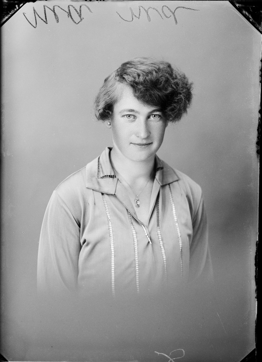Skötsner-Edhlund, Ateljéporträtt - Elsa Jansson från Vicklinge, Uppland