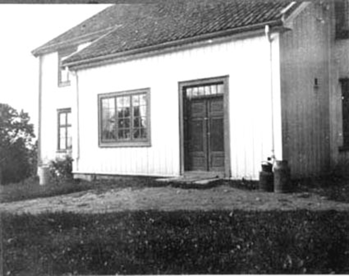 Anno Domkirkeodden, EKSTERIØR: GARDSBRUK, HOVEDBYGNINGEN MELBY GÅRD, KJØKKENINNGANG, ROMEDAL,