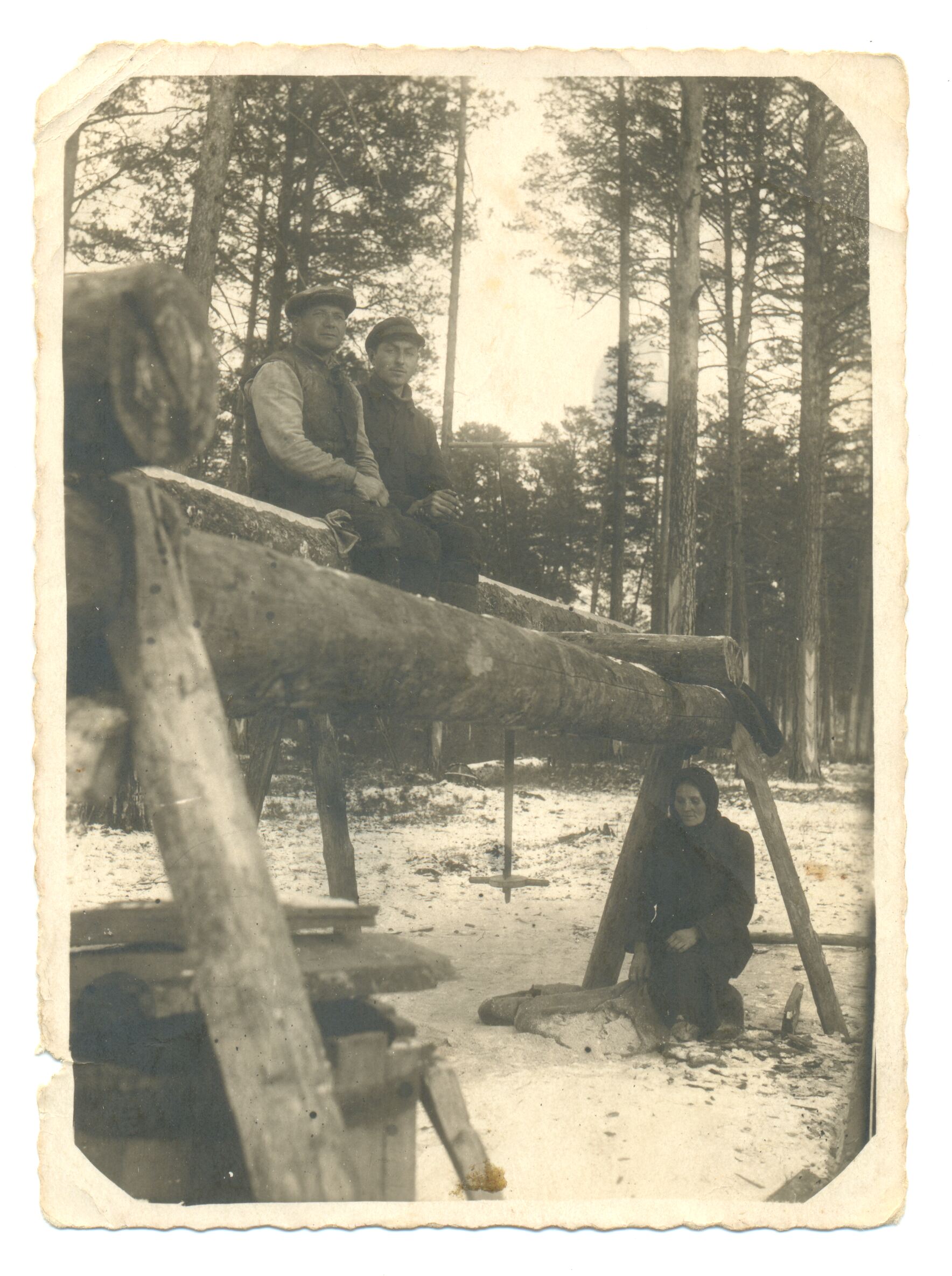 Nežinomas fotografas, Lietuviai tremtiniai pjauna lentas. Irkutsko sritis, Rusija.