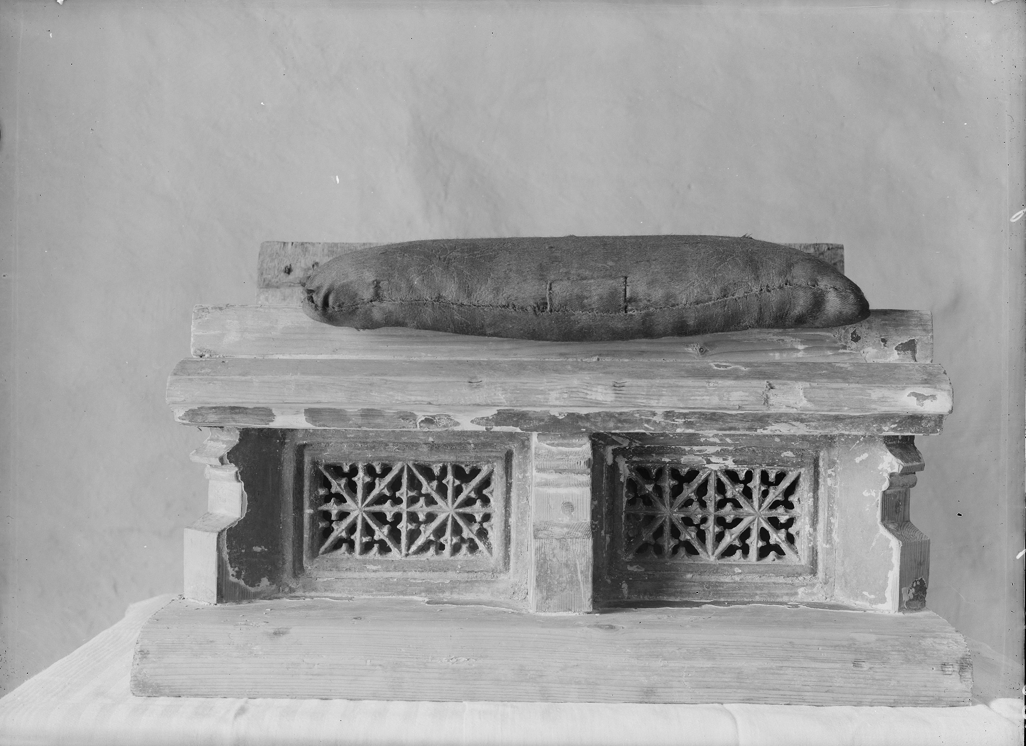 Nils Åzelius, Frötuna kyrka