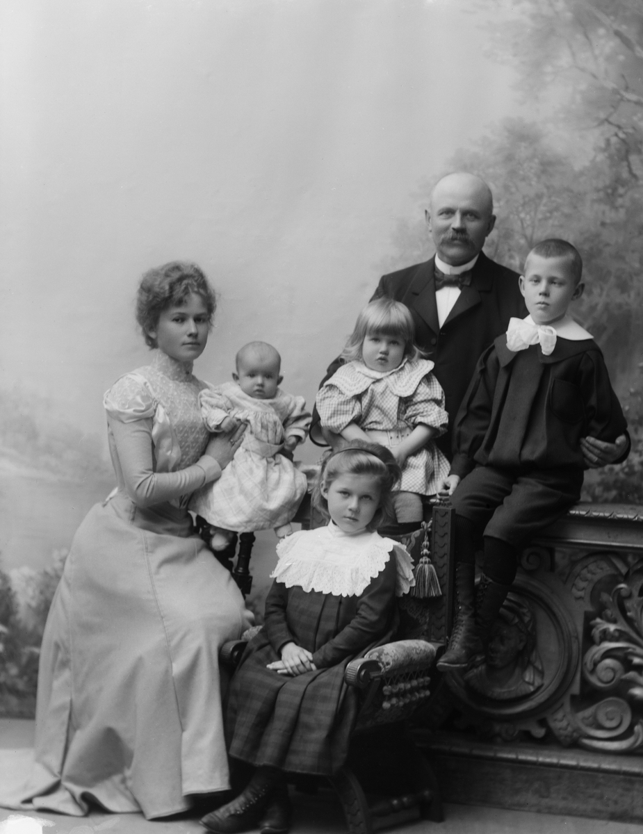 Maria Tesch, Porträttfotografi föreställande familjen Klockhoff. Personer på bilden: Oskar Klockhoff, lektor, Linköping Ellida, f, Fehrnström Halvar Maja Gerd Ingeborg Fotograferad i Maria Teschs ateljé som fanns i Linköping åren 1873 - 1936. Digitaliserad efter original glasnegativ som förvaras på Stiftsbiblio…