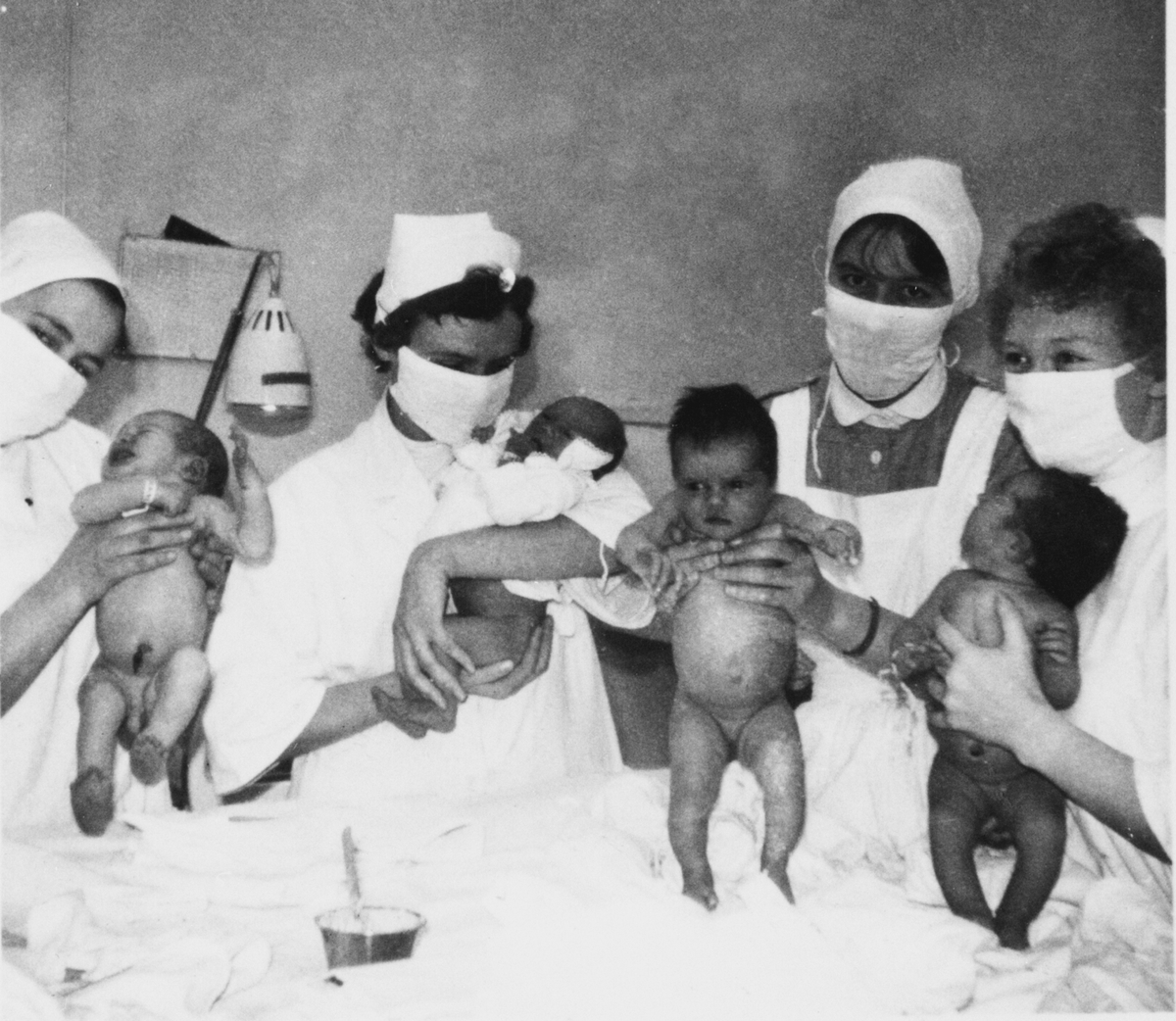 Anno Domkirkeodden, Barnepleiere med nyfødte barn, kvinneklinikken, Furnes.