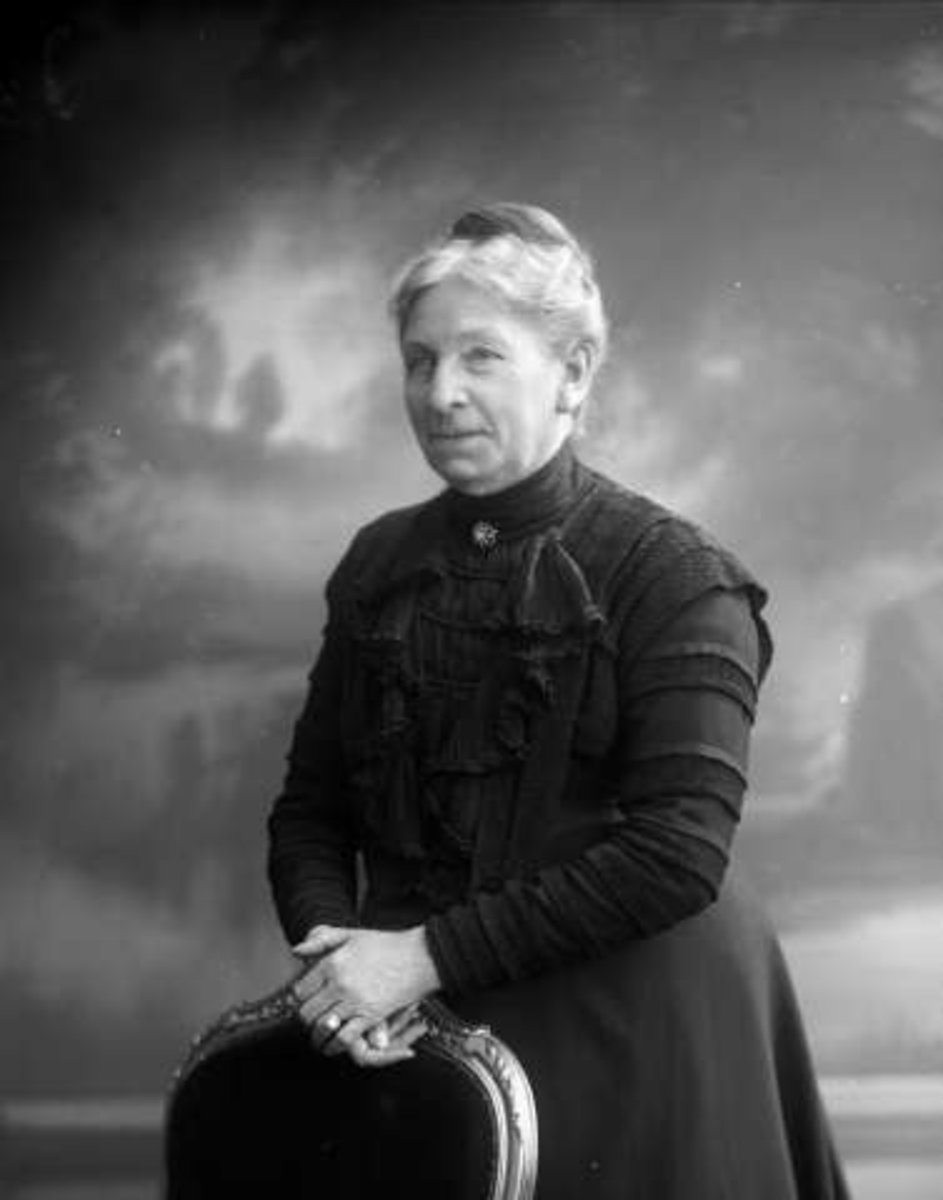 Gustav Borgen, Portrett, eldre kvinne i svart kjole. Fru Kiær.