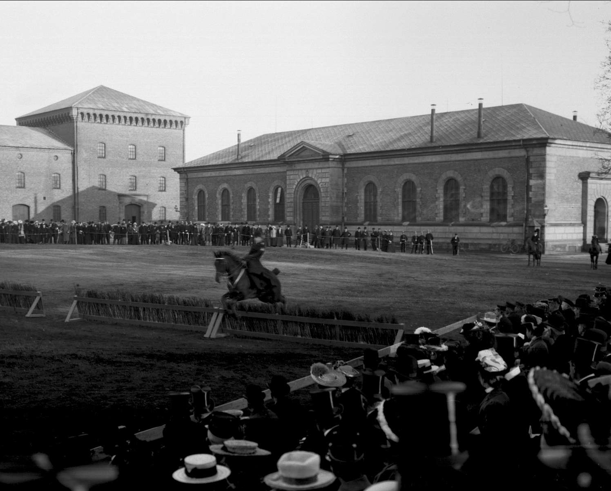 Gustav Borgen, Festningsplassen Akershus festning, Oslo. Militær rideoppvisning.