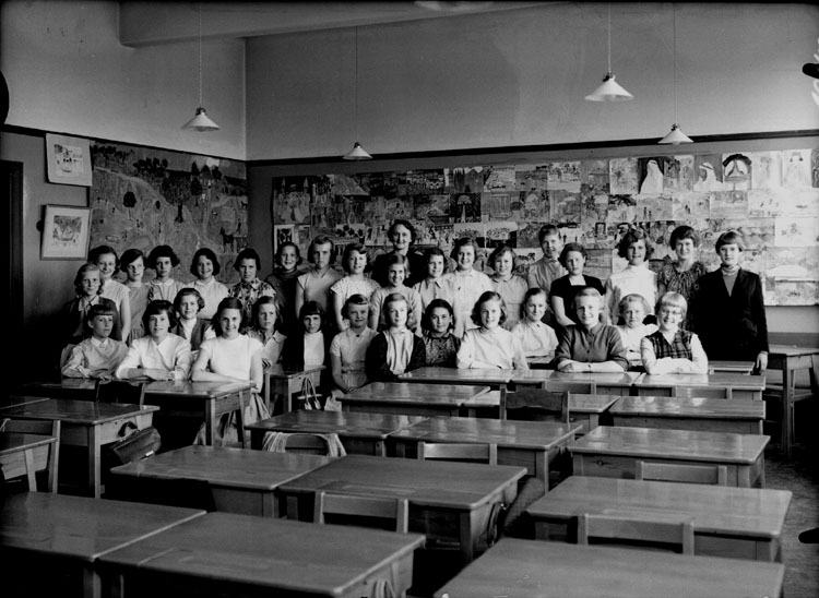 Sven Lindskog, Engelbrektbre, classroom interior, 32 girls with teacher Miss Dagny Borstedt. Class 6H, Room 24.