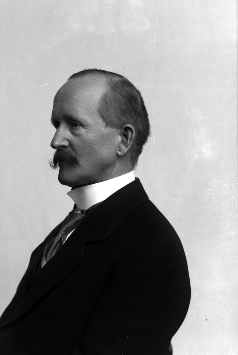 Christian Grundseth, NILSEN REKTOR, HALVFIG. , 26745