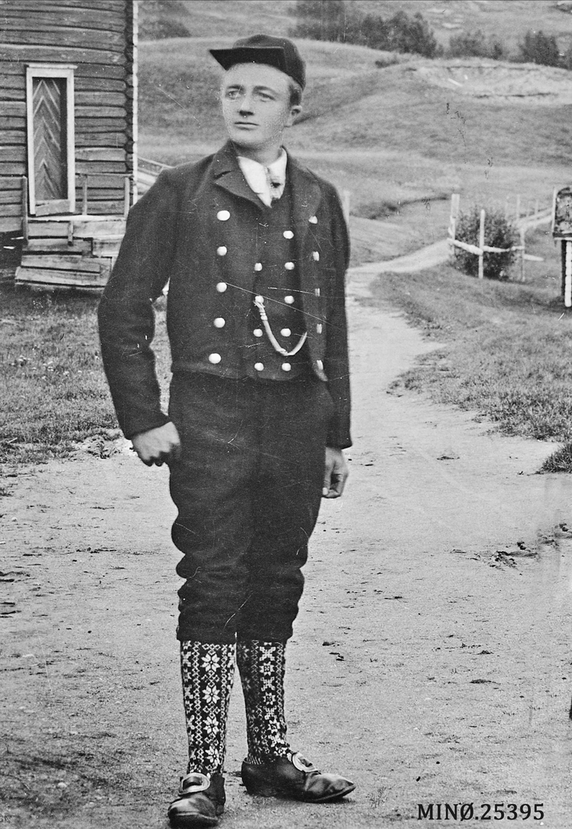 Henrik Augustinsson Stinessen, Portrett av mann i bunad. Olaf Strålberg, Strålsjøåsen, Alvdal
