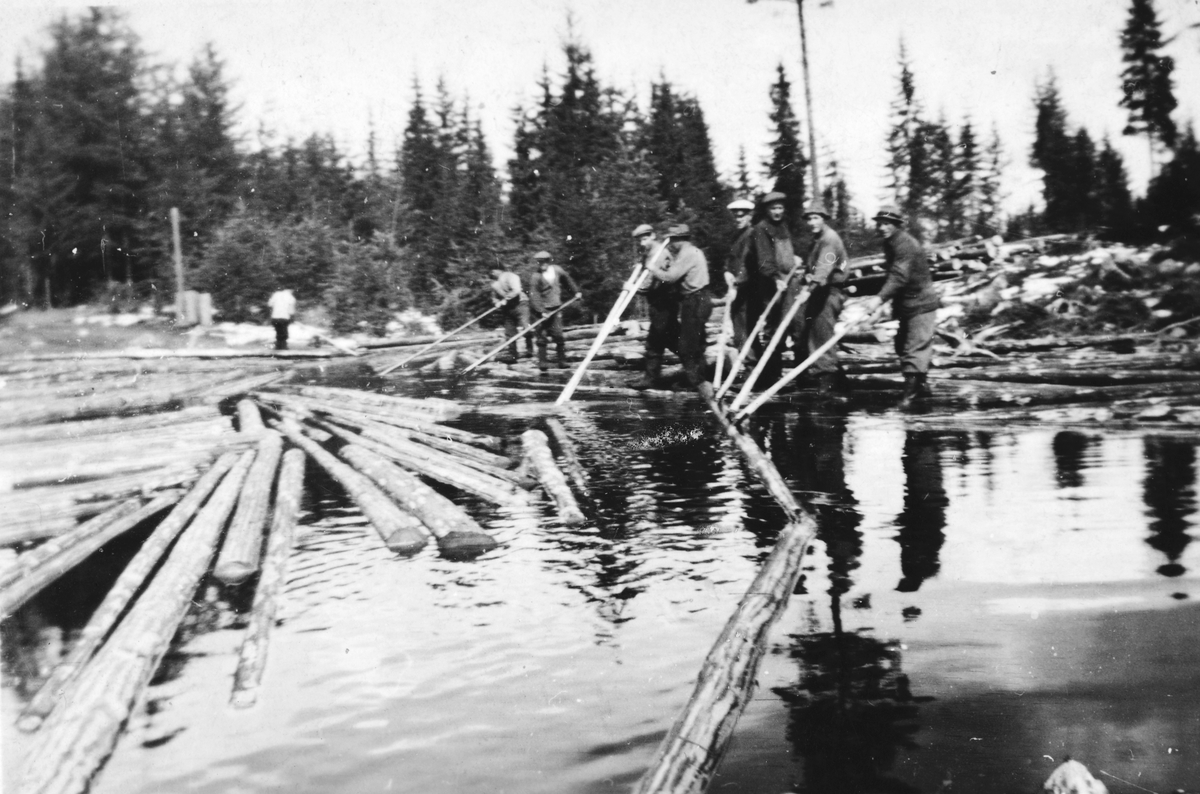 Anno Domkirkeodden, Fra slippen på Stendammen i Skogbygda i Løten. Tømmerfløting, tømmerfløtere.