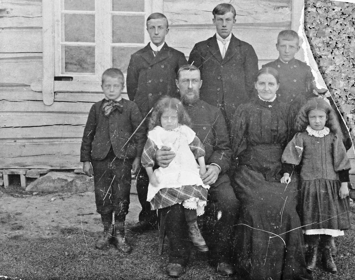 Alexander Bredstrøm Ansberg, Familiebilde. Mathias og Maria Trondsgård.