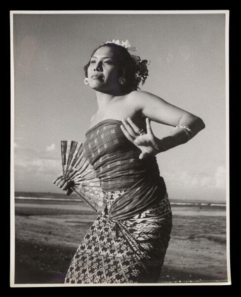 Hardy, Bert, Woman on the beach, Bali