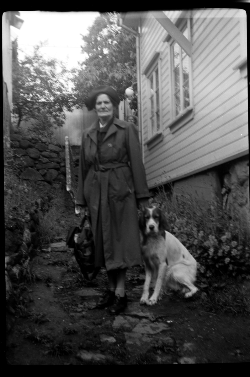 Rolf Sr. Sundt, Berta Venge og hunden Uncas utenfor huset til Agnes Sundt, Loshavn. Fotografert ca. 1953.