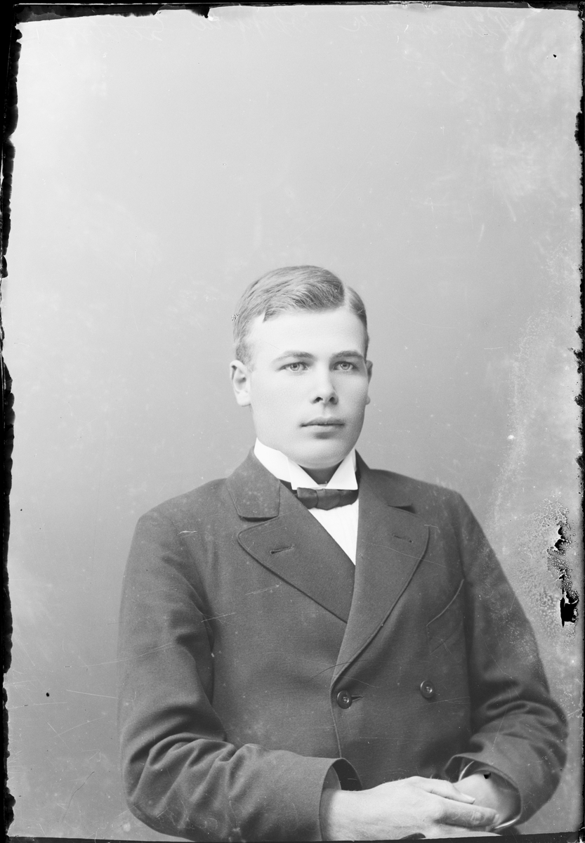 Skötsner-Edhlund, Ateljéporträtt - man, Östhammar, Uppland