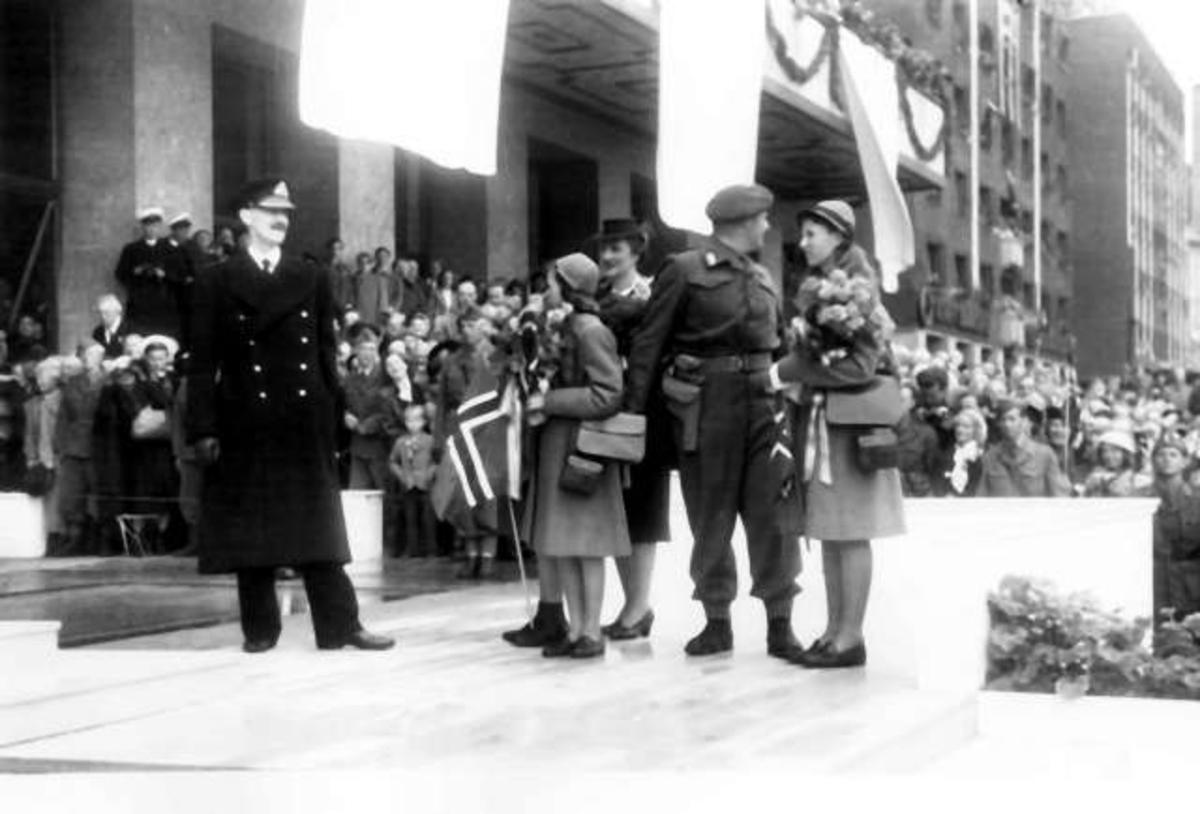 Anders Beer Wilse, Fra Oslo 7. juni 1945. Kongen kommer tilbake.Kongefamilien samlet foran Rådhuset.