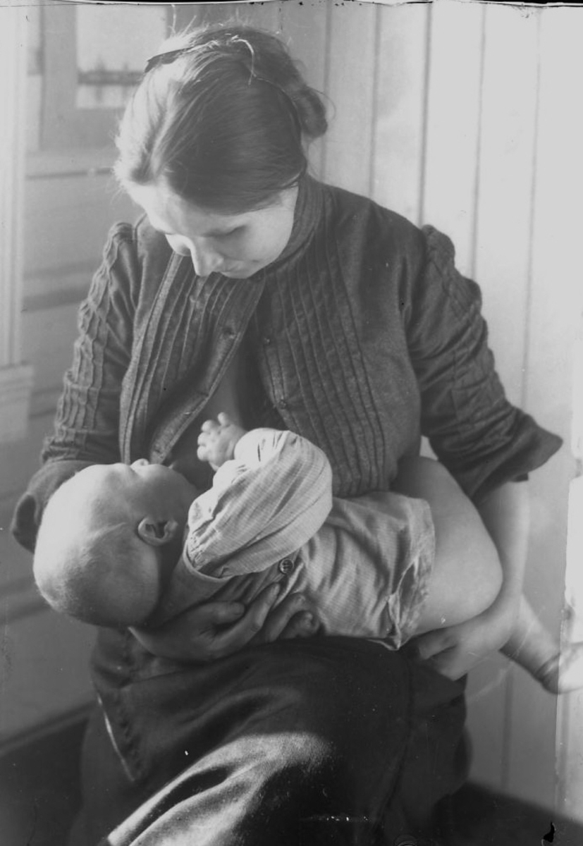Per K. Lien, Mor og baby, amming.