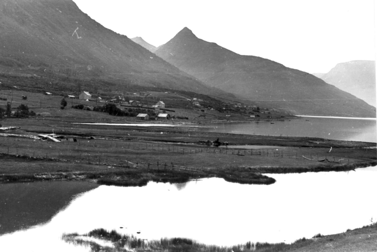 Anna Grostøl, Oversiktsbilde med bebyggelse i Olderdalen, Kåfjord, Troms 1947.