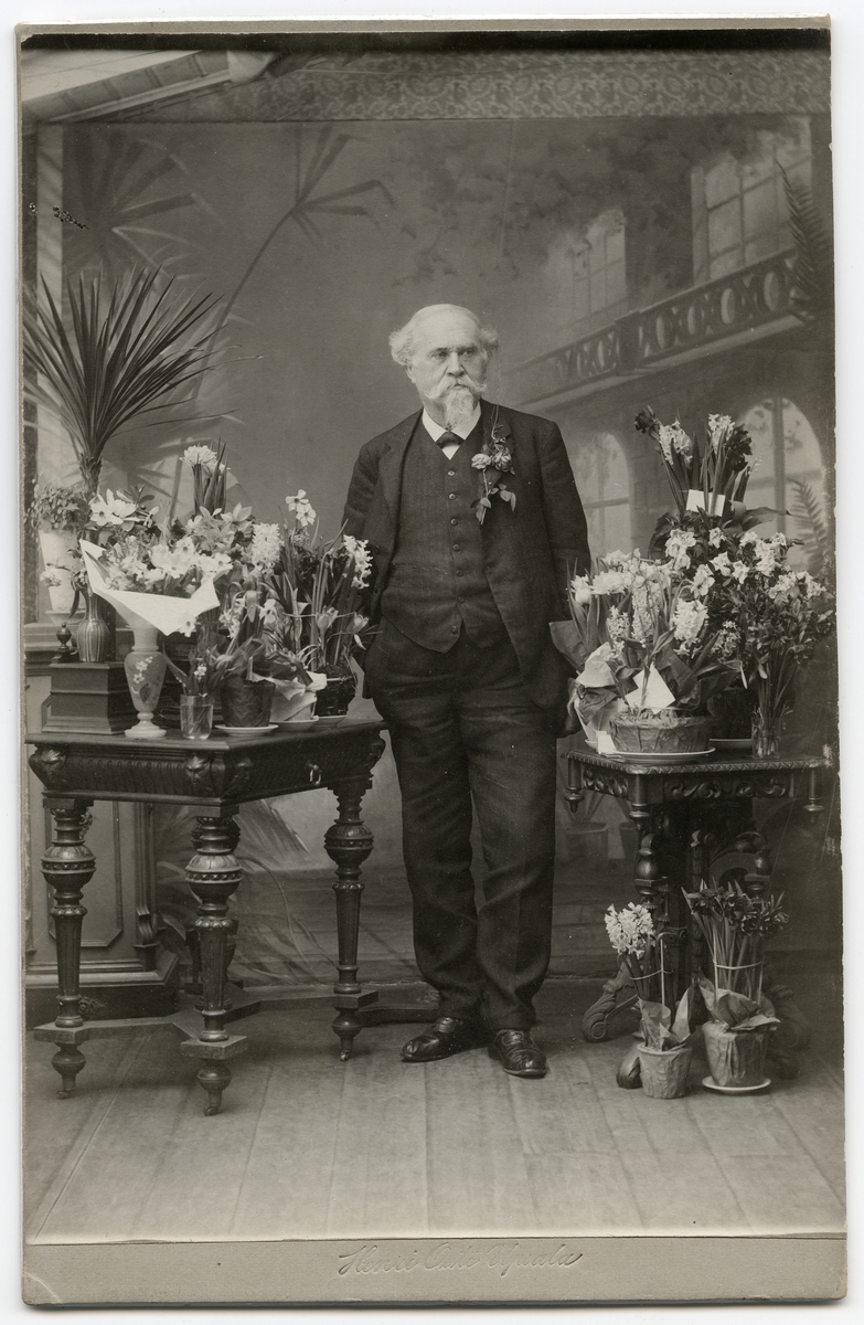 Henri Osti's Fotografiateliér, Ateljéporträtt - fotografen Henri Osti, Uppsala