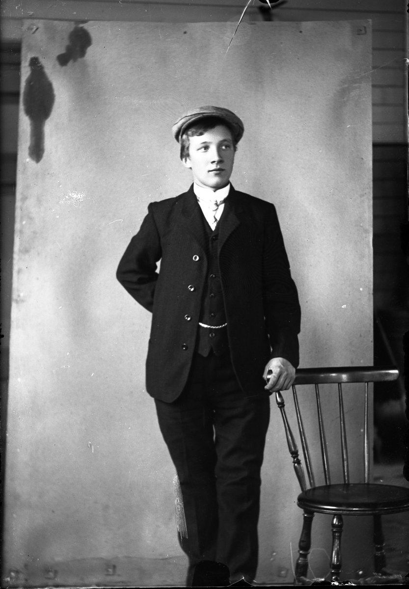 Oscar Holte, Portrett av ung mann