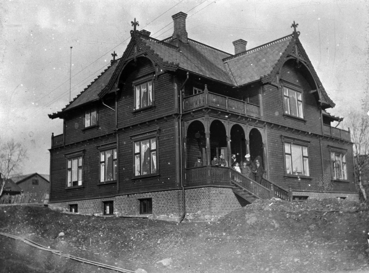 Anno Domkirkeodden, EKSTERIØR VILLA LANGS STANGEVEGEN. (Sverdrupsgate 1) BYGGET AV ADV. GUSTAV HEIBERG, ARKITEKT LINDMANS MORFAR.