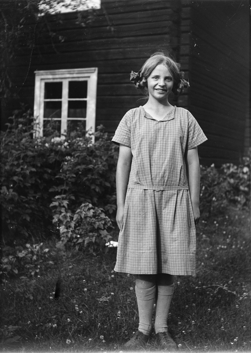 Okänd,, Likely Marit Liljefors outside residential buildings, likely in Sweden