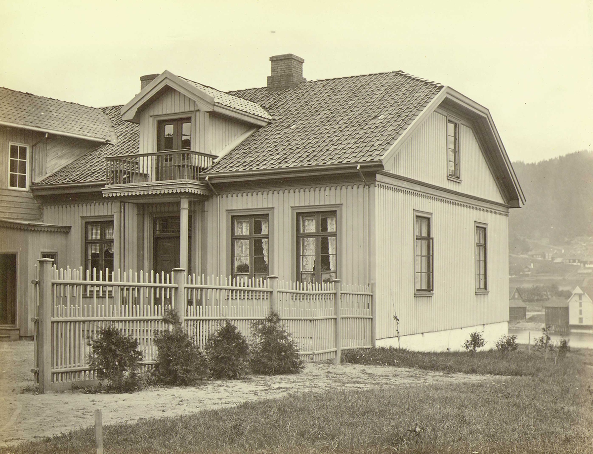 Henry Rosling, Hovedbygning, Sundhaugen gård, ant. ved Sundet, Øvre Eiker, Buskerud, se også NF.15003-053. Fra serie norske landskapsfotografier tatt av den engelske fotografen Henry Rosling (1828-1911).