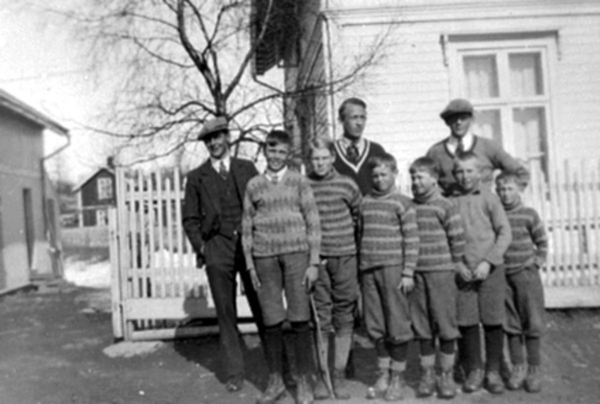 Anno Domkirkeodden, Holsestgata 76, Gundersengården, Rollsløkka. Fra v. Reidar Gundersen, Leif Evensen, Ottar Nord, Fridtjov Helgesen Olav Helgesen, Jacob Arnesen, Ingmar Helgesen. Bak f..v. Gunnar Aasen, Thorstein Gundersen