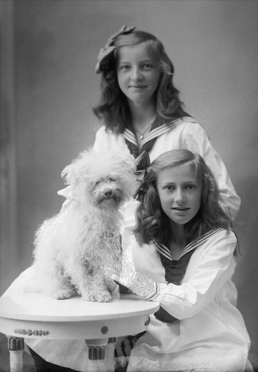 Gustav Borgen, Gruppeportrett, to søstre med hund. Døtre av overingeniør Hugo.
