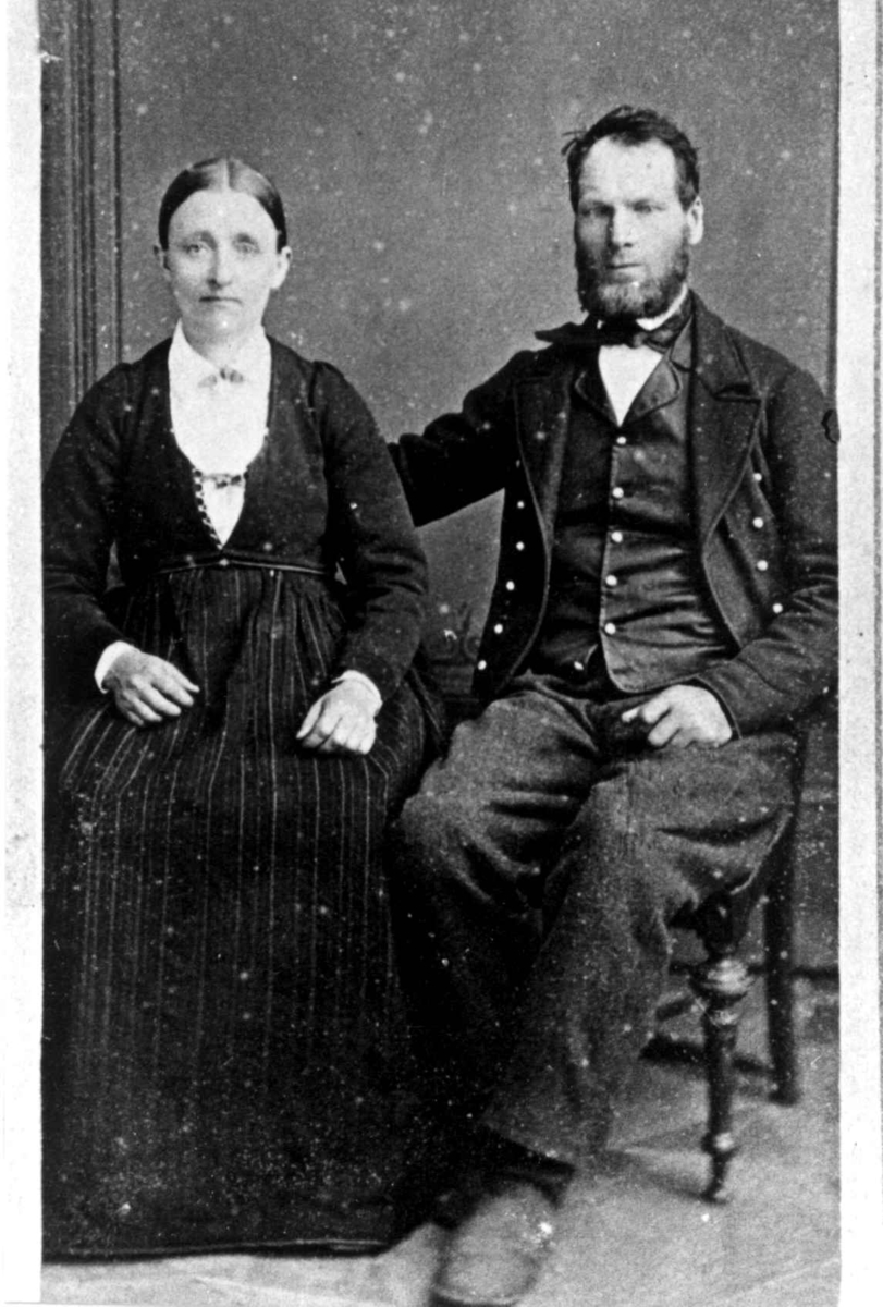 Anna Grostøl, Portrett av fru Anna Refsnes med mann. Fjotland, Kvinesdal, Vest-Agder.