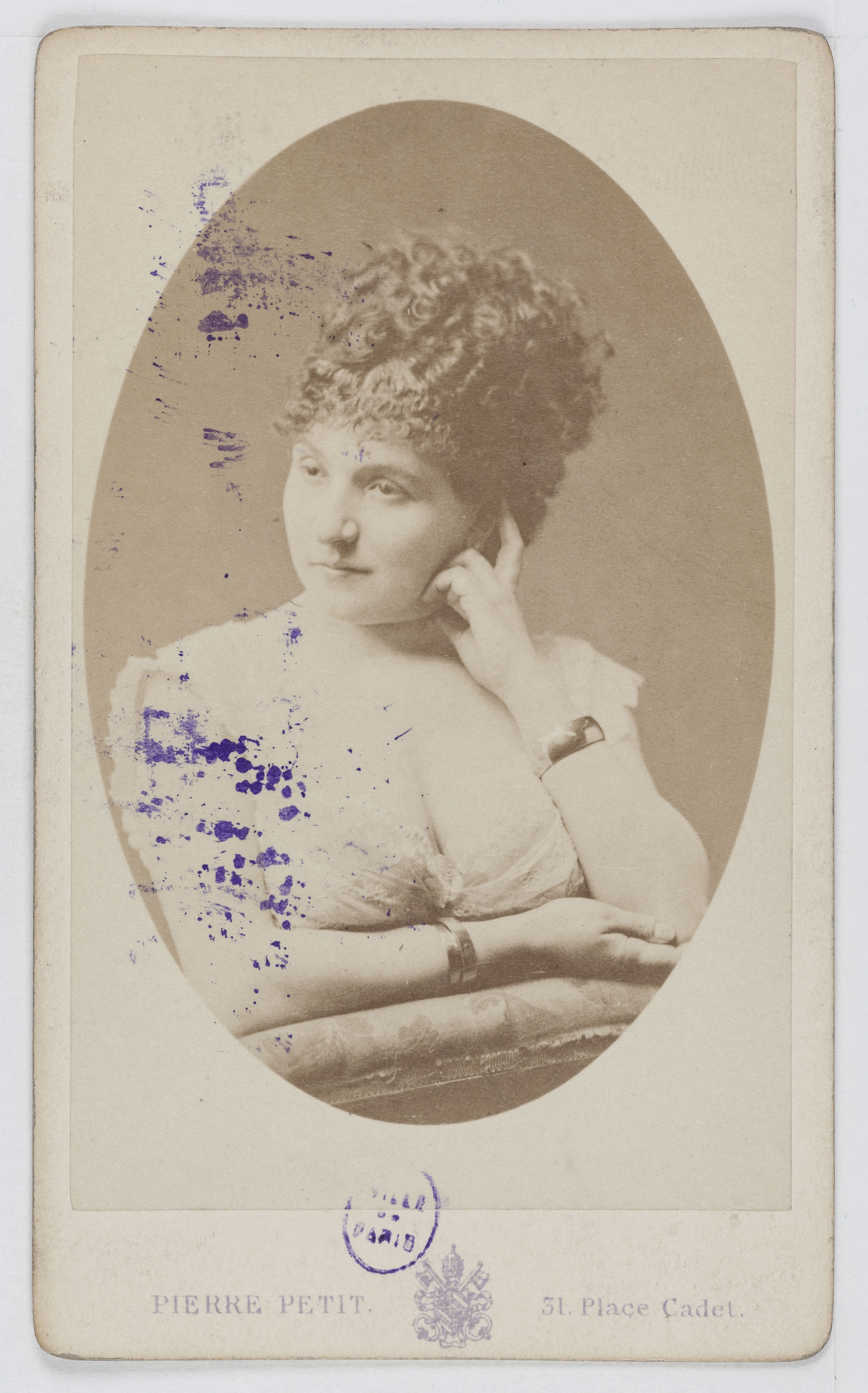 Pierre Petit, Portrait de Tarbiche, dite antérieurement Maria, actrice au Théâtre Déjazet en 1875, au Théâtre des Folies Marigny et au Théâtre de la Porte Saint Martin en 1879.