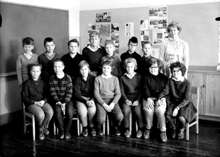 Sven Lindskog, Olaus Petriskolan, klassrumsinteriör, 14 skolbarn med lärarinna fru Ingrid Carmelid. Klass 6Ae, sal 24.