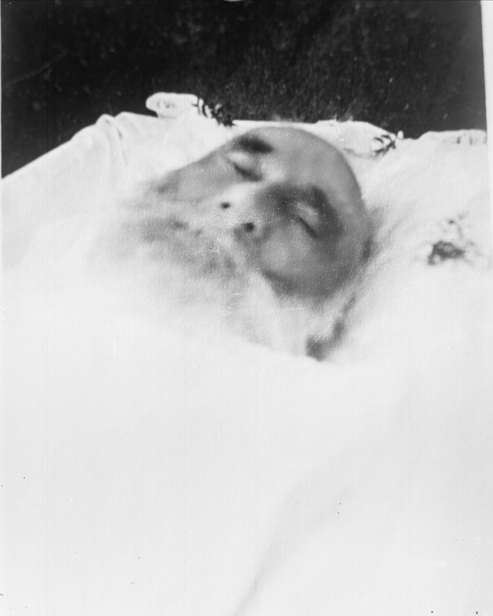 Gustav Borgen, Post mortem-fotografi. Avfotografering. Mann i kiste.