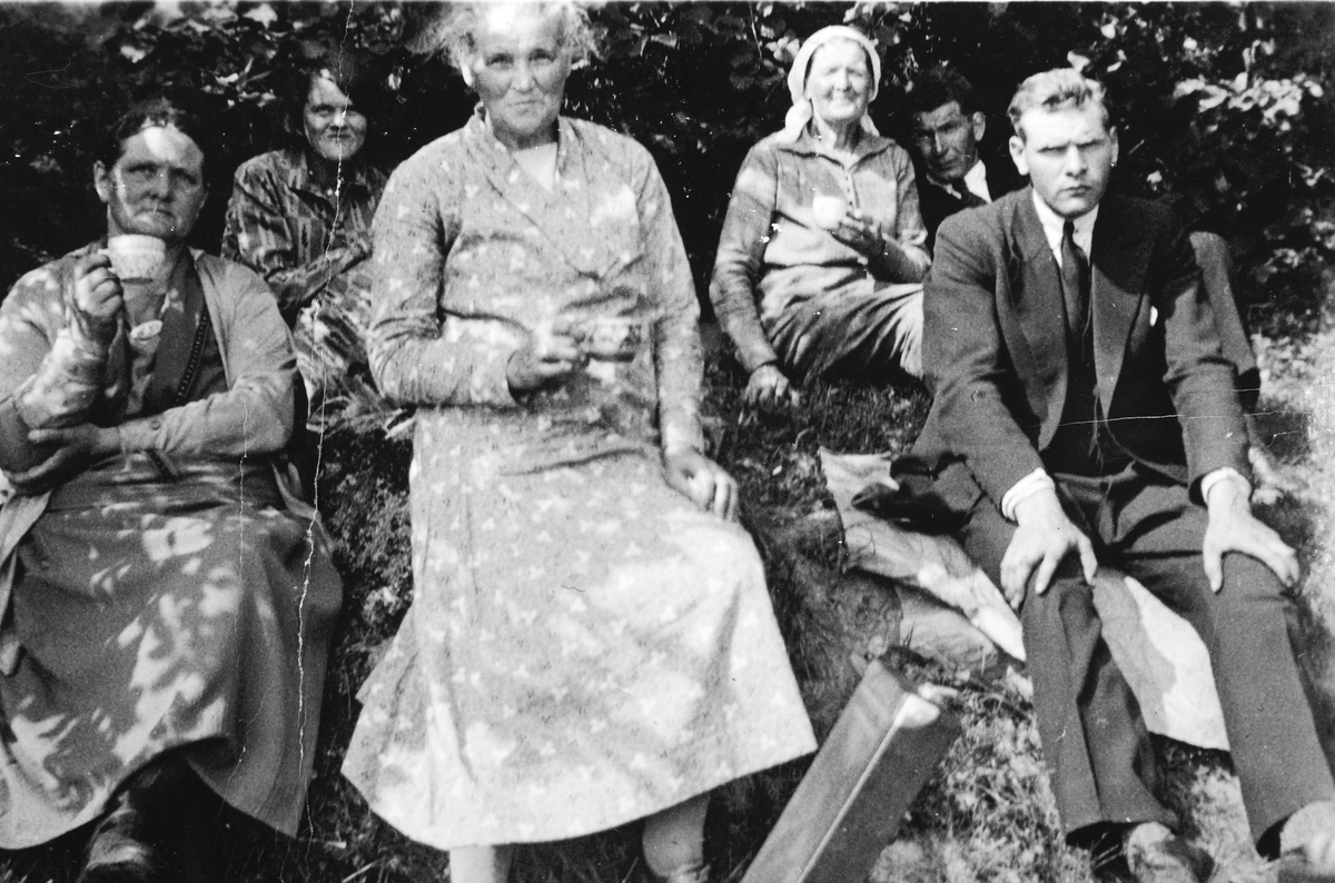 Anno Domkirkeodden, Pinnerud-familie på kaffeutflukt til Mjøsstranda, ca. 1940? Fra v. Arne Pinnerud, Marie Pinnerud, Karen Evenstad, Kirsti Haugen, ? (bak, litt gjemt) og Martin Pinnerud