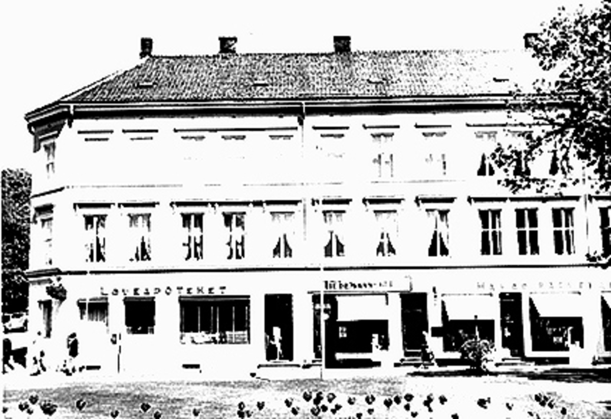Anno Domkirkeodden, EKSTERIØR STRANDGATA 55, LØVEAPOTEKET, TOBAKSFORRETNING. HAMAR FARVEHANDEL Løveapoteket var Hamars andre apotek, og åpnet sine døre 31. oktober 1891 i Strandgata 55. Her ble apoteket værende fram til det flyttet til Torggata 72 i 1975. Fra før av fantes Hamar Apothek som startet sin virksomhet i 18…