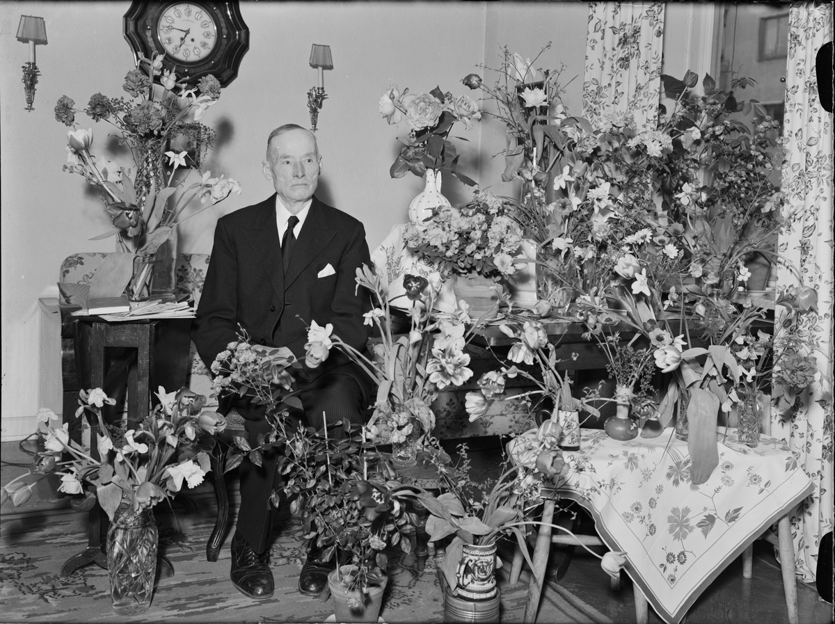 Paul Sandberg, Man i hemmiljö omgiven av blommor, Uppland 1950